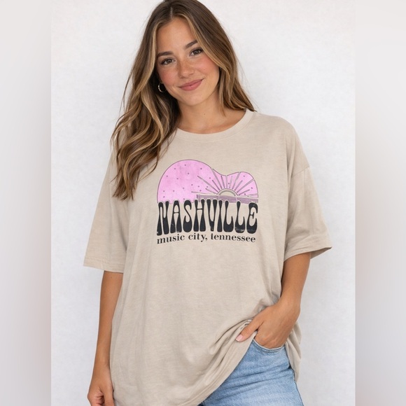 Gildan Tops - Gildan Women’s Nashville Graphic T-Shirt